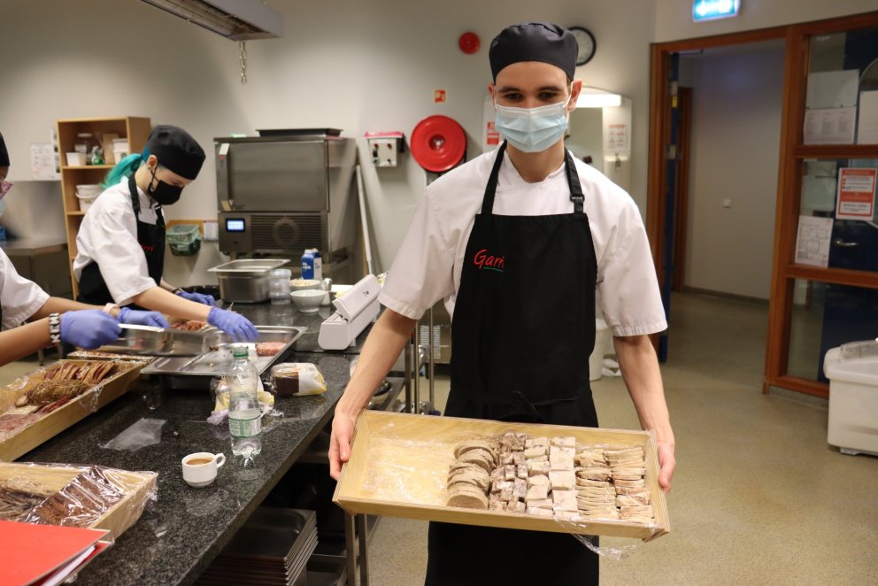 Þorramaturinn var auðvitað settur í trog.