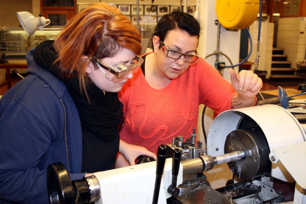 Þóra Kristín (til hægri) við rennibekkinn.