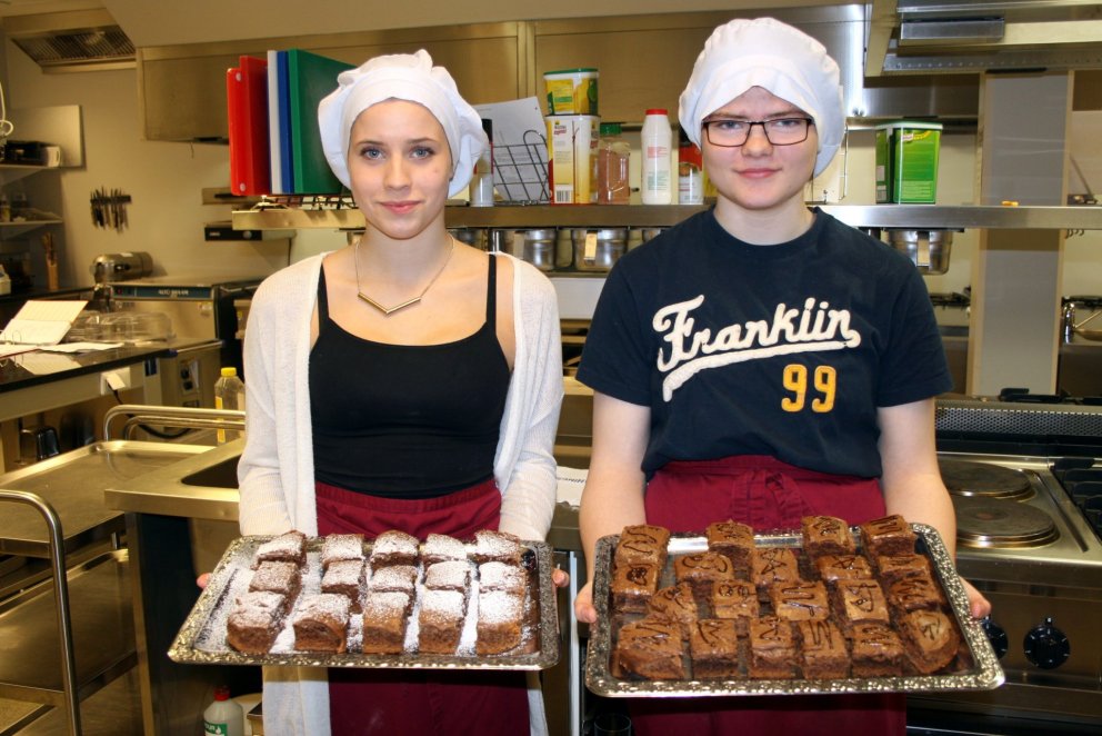 Sælar með nýbakaða skúffuköku!