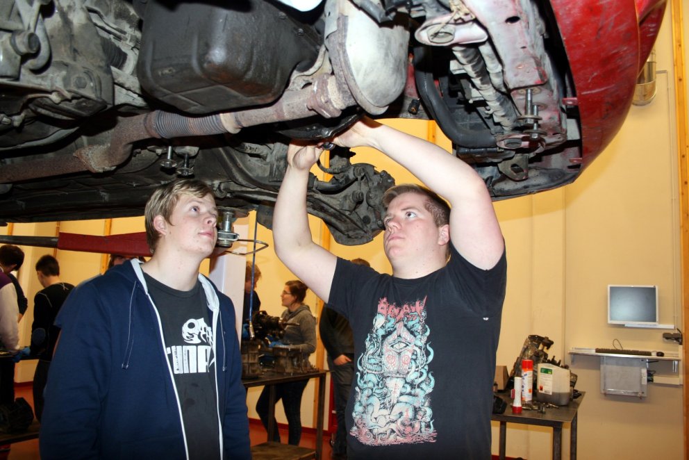 Nemendur í verklegum tíma í bifvélavirkjun.