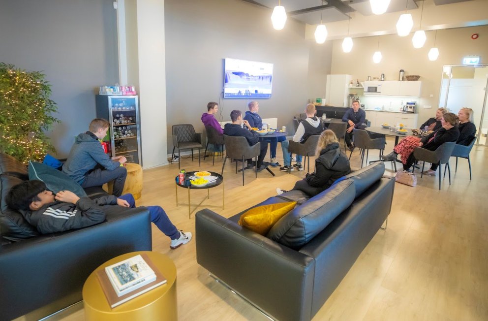 Nemendur og kennarar í húsnæði Íslenskra verðbréfa