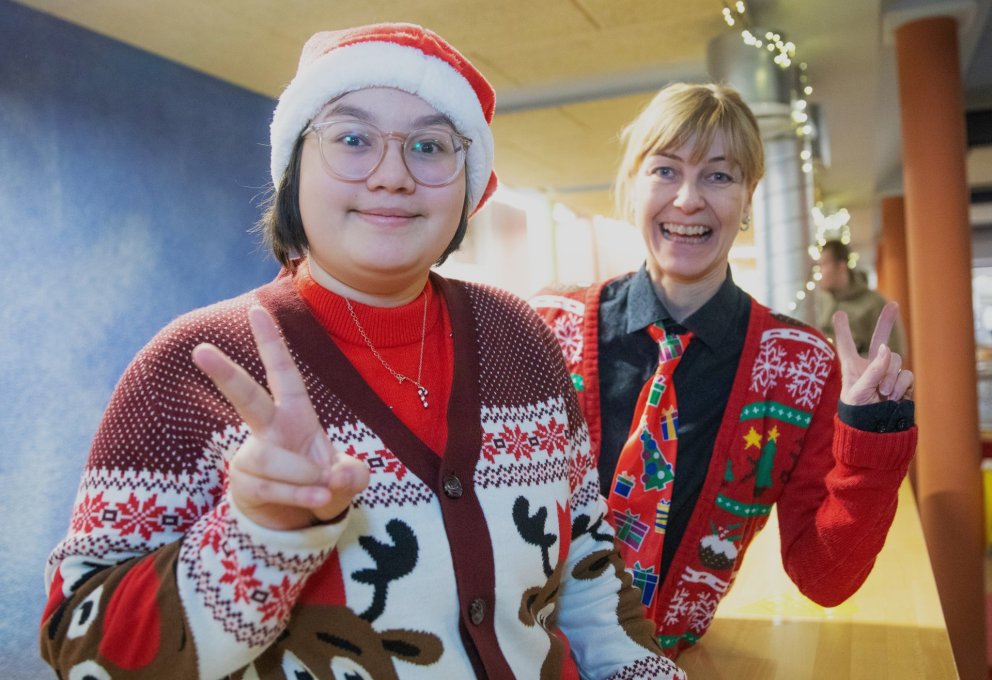 Malinee Ósk Gunnarsdóttir og Inga Dís Árnadóttir skörtuðu flottum jólaklæðnaði.