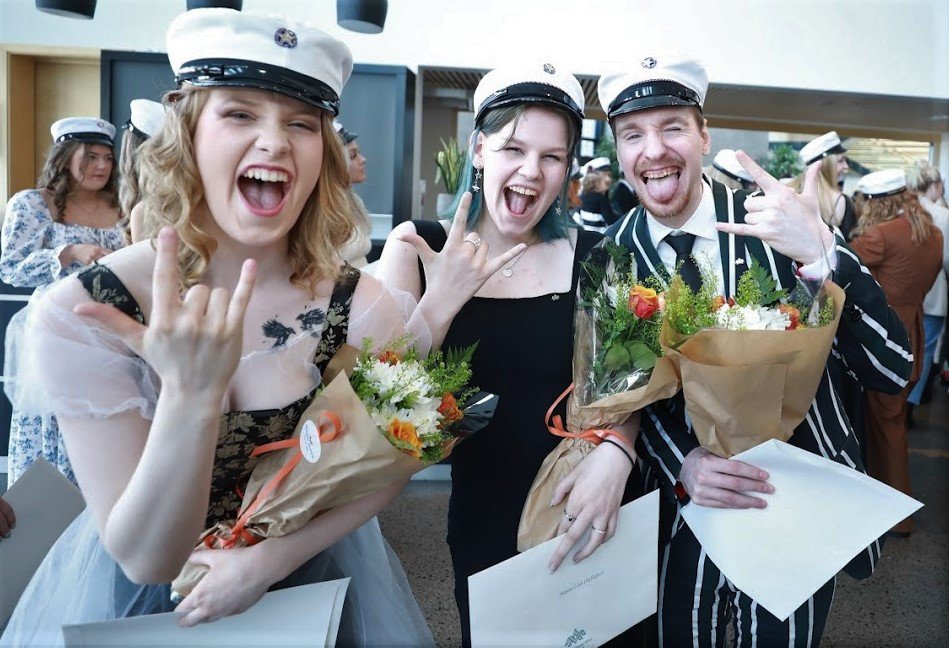 Gleði að lokinni brautskráningu. Mynd: Hilmar Fr.