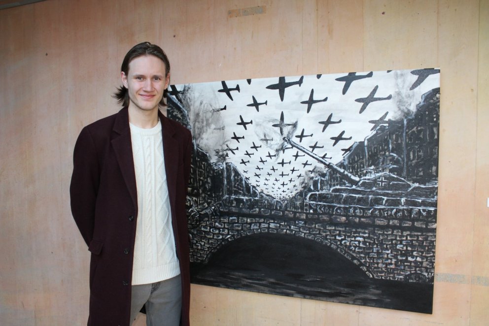 Kári Ármannsson við akrílverk sitt í VMA.