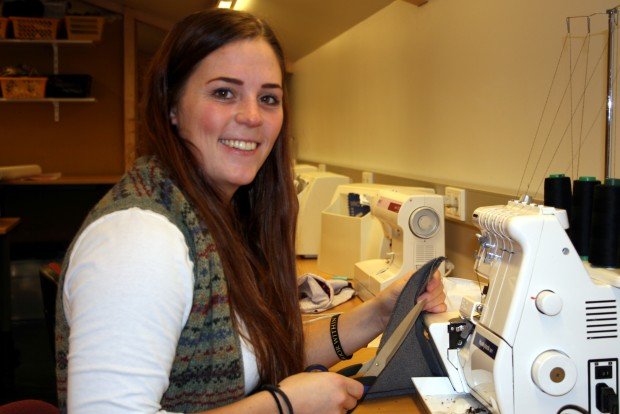 Katrín Kristjánsdóttir við saumavélina í VMA.