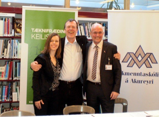 Að lokinni undirritun samstarfssamningsins.