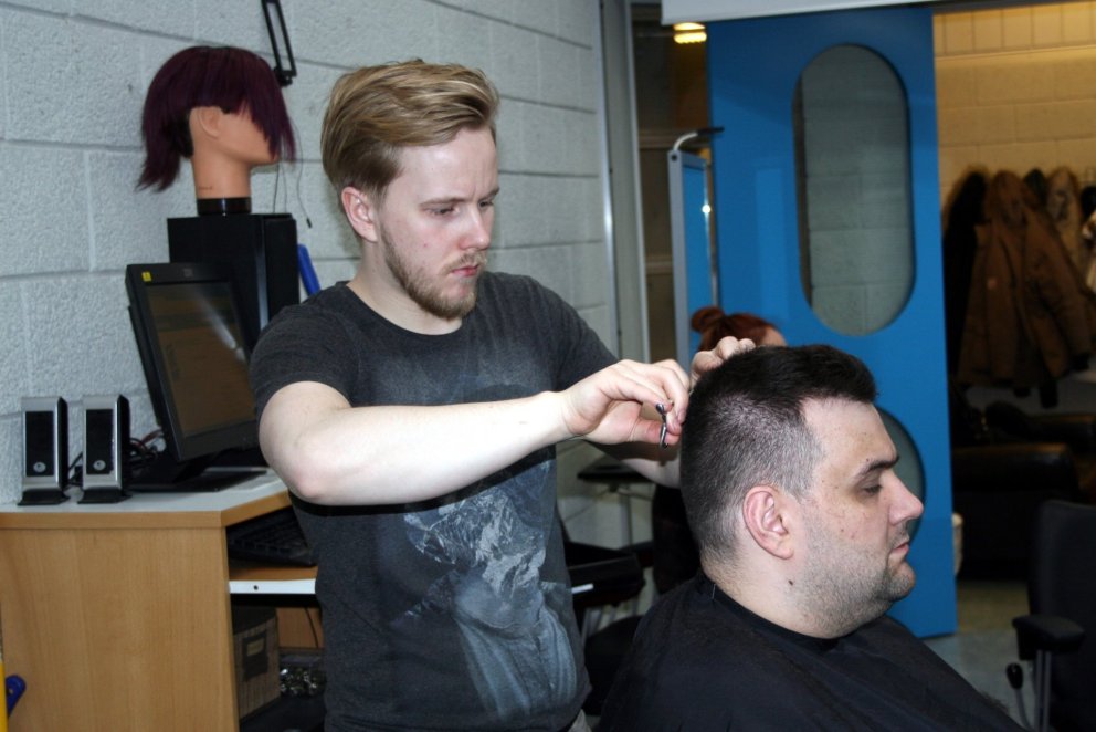 Pálmar með skærin á lofti í kennslustund í VMA.