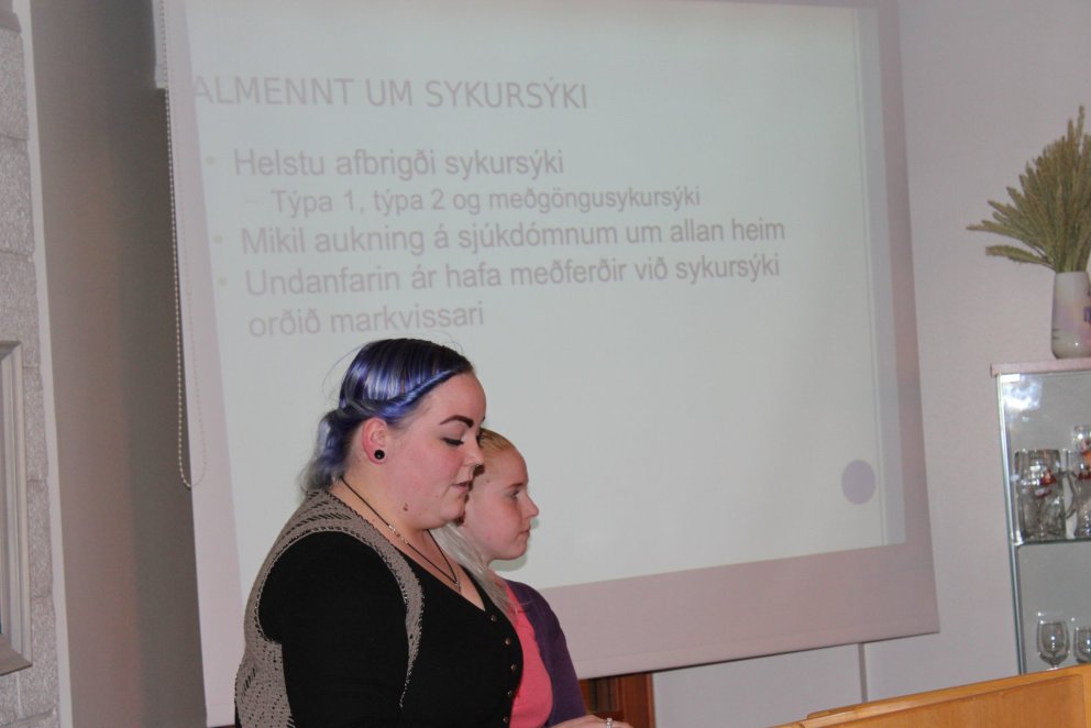 Sjúkraliðanemar kynntu áhugaverð verkefni sín.
