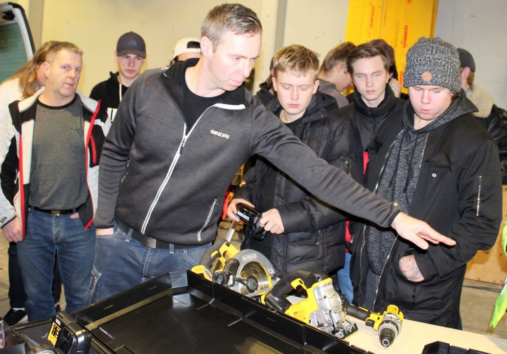 Nemendur kynna sér nýjustu straumana í verkfærum.