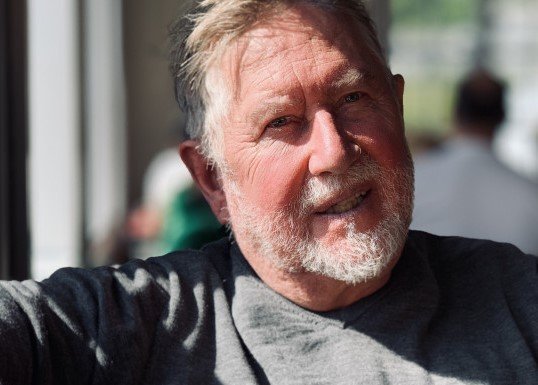 Guðmundur Ármann Sigurjónsson myndlistarmaður. Um árabil kenndi hann á nemendum listnámsbrautar VMA.