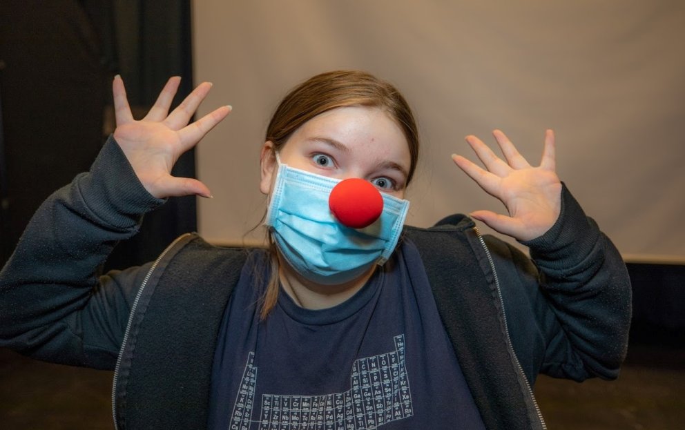 Með grímu og trúðsnef á leiklistarnámskeiði.