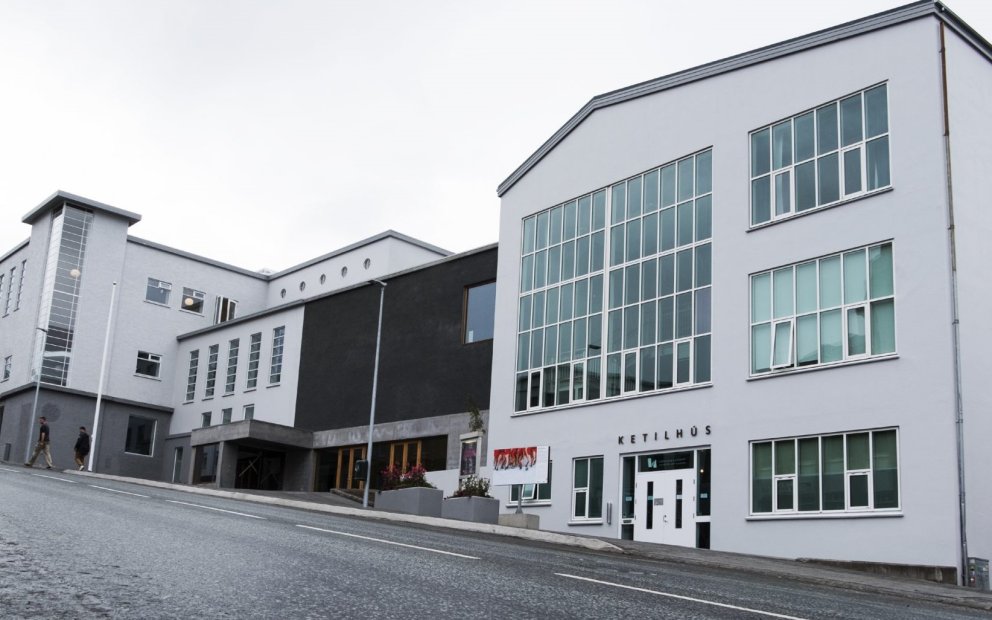 Fyrirlestrinum í Ketilhúsinu hefur verið frestað.