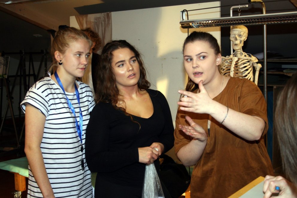 Áhugasamir nemendur kynna sér listnámsbraut.