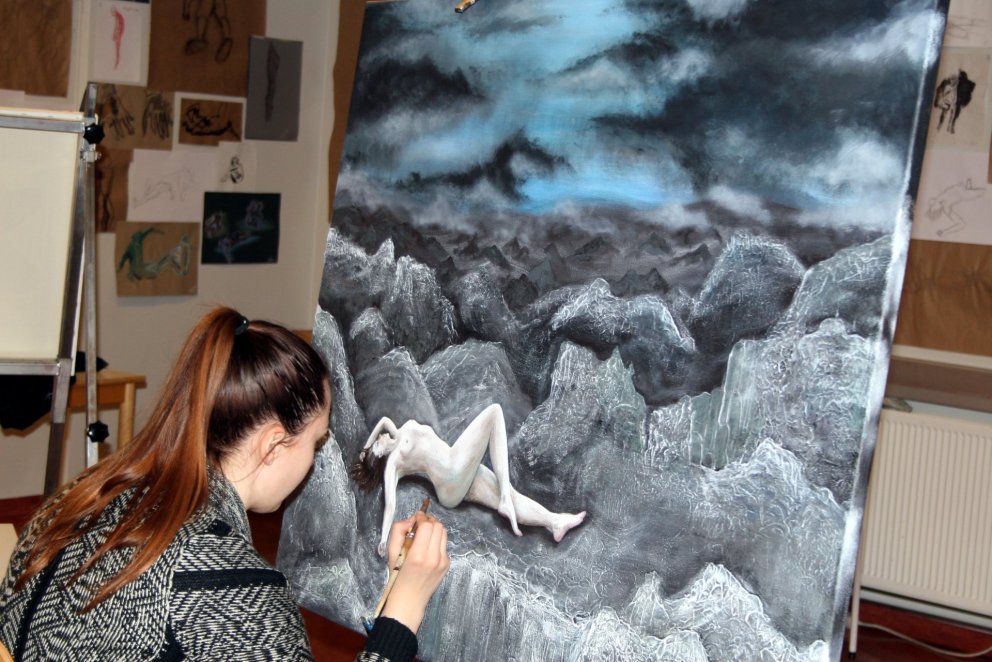 Síðustu penslaförin fyrir opið hús í gærkvöld.