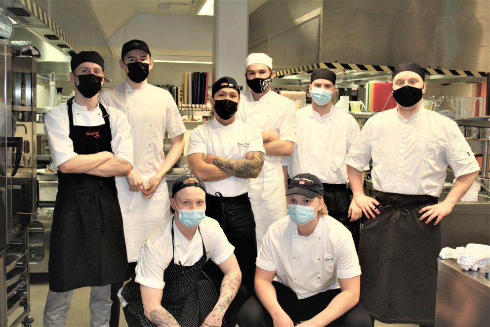 Átta matreiðslunemar elduðu þriggja rétta máltíð.