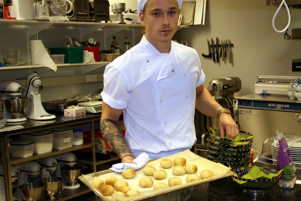 Brauðið fullbakað og tilbúið á borðið.