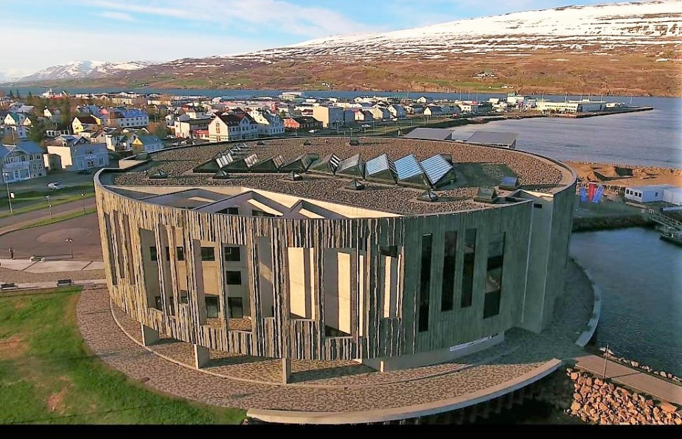 Brautskráningin verður að venju í Hofi.