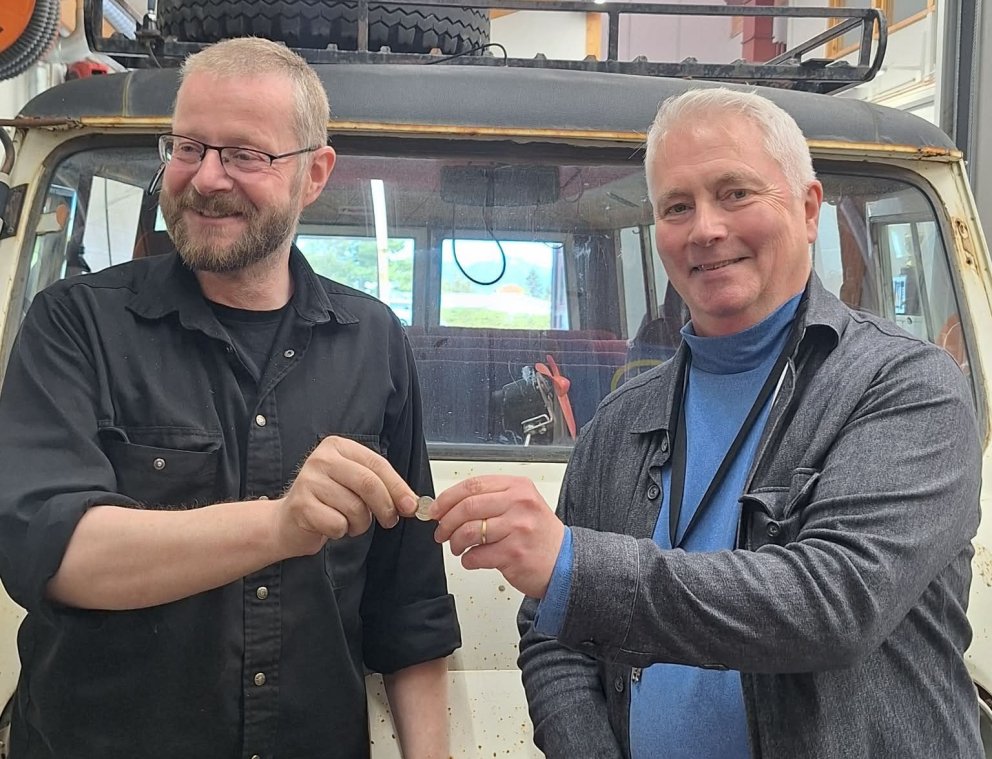 Páll B. Guðmundsson, fyrrverandi eigandi bílsins, og Benedikt Barðason skólameistari með krónuna góð&hellip;