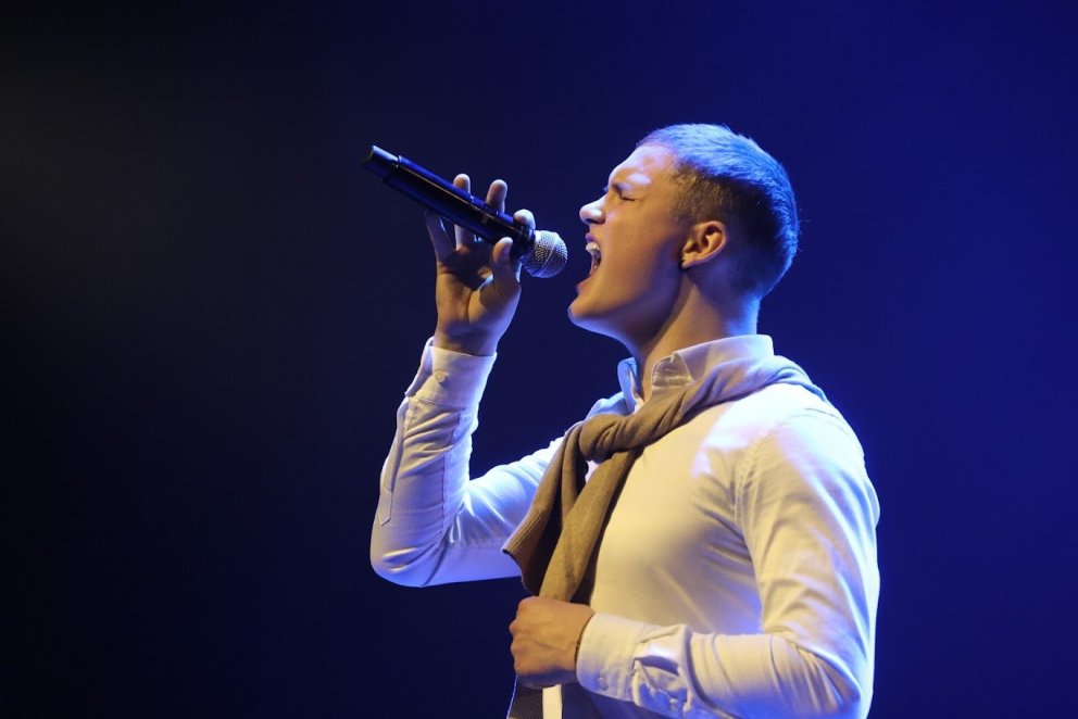 Aron Freyr Ívarsson syngur sigurlagið sitt í Sturtuhausnum. Mynd: Árni Árnason.