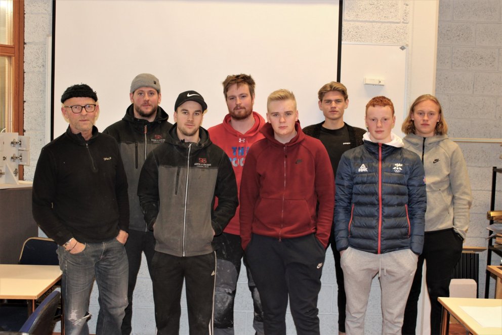 Nemendur í múrsmíði með Bjarna kennara Bjarnasyni.