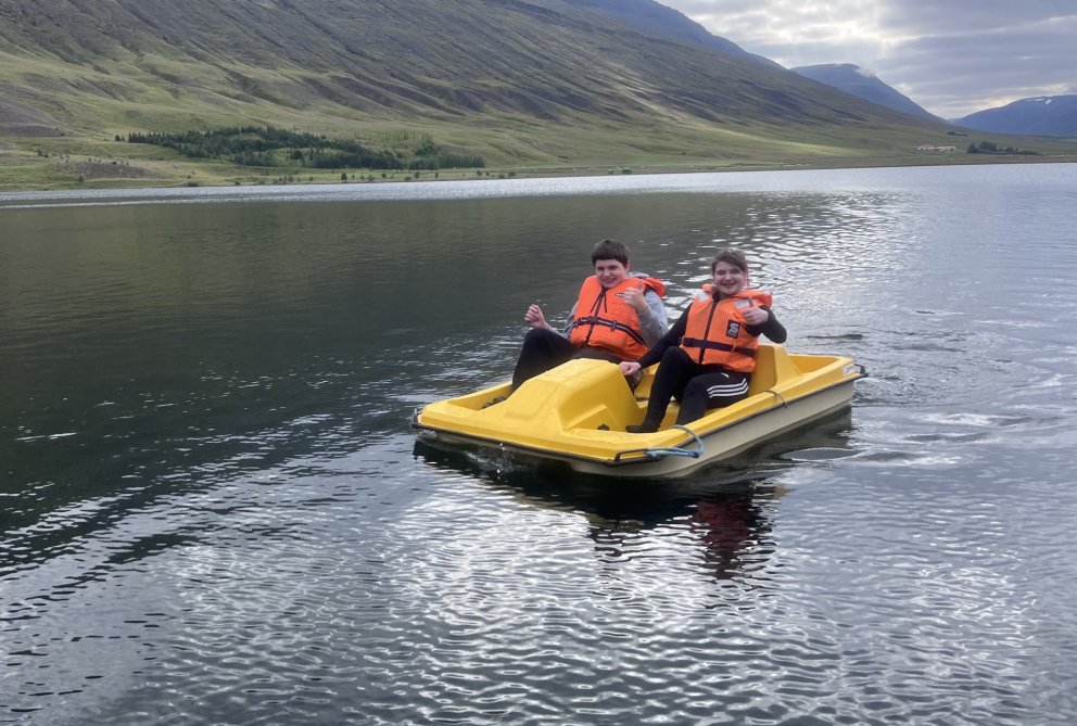 Bátasigling í blíðunni á Hólavatni í gær. Mynd: María Sigurðardóttir.
