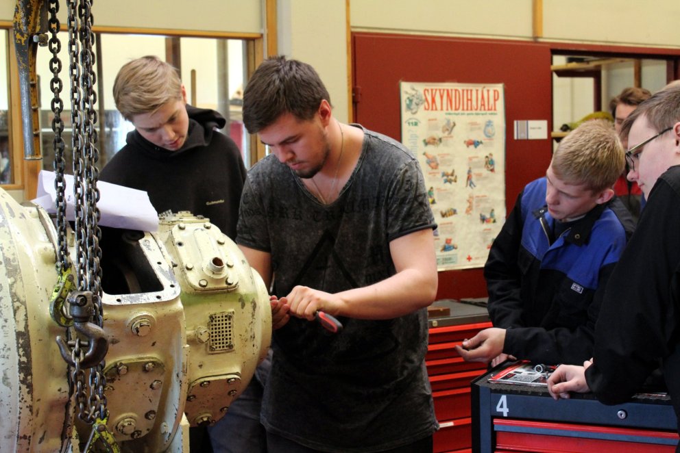 Vélstjórnarnemar læra viðhald véla.