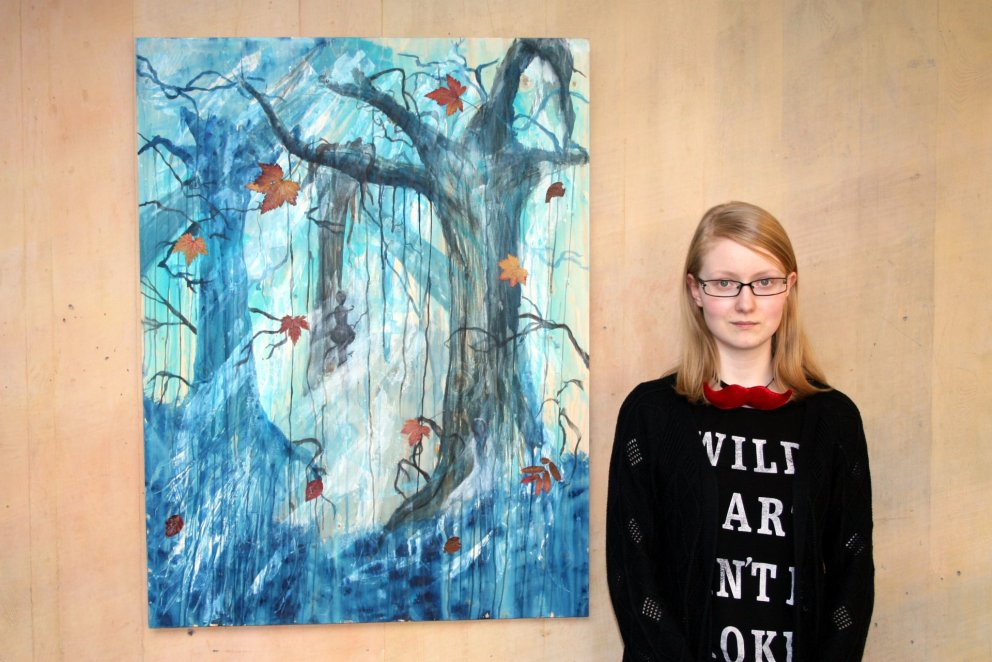 Nína Kristín Ármannsdóttir við málverkið sitt.