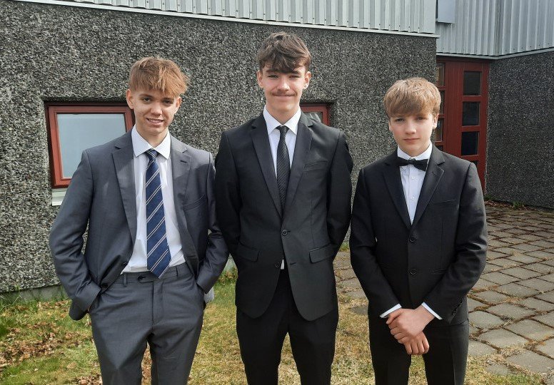 Strákarnir úr Naustaskóla flottir í tauinu!