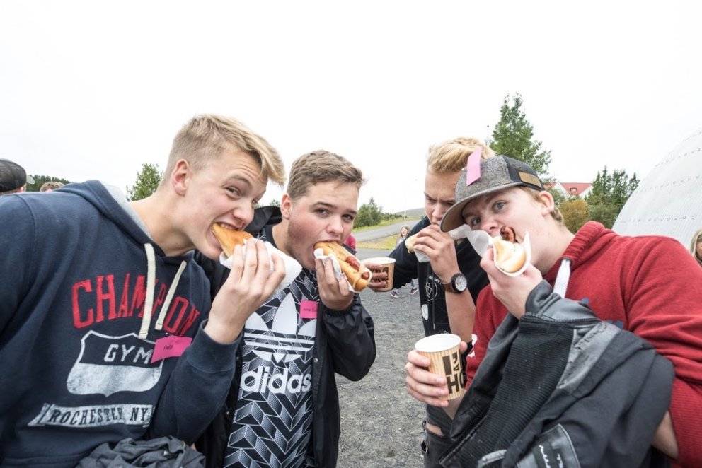 Matmálstími í nýnemaferðinni. Mynd: Hilmar F.