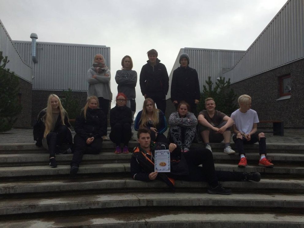 Hinir vösku nemendur í appelsínugula liðinu.