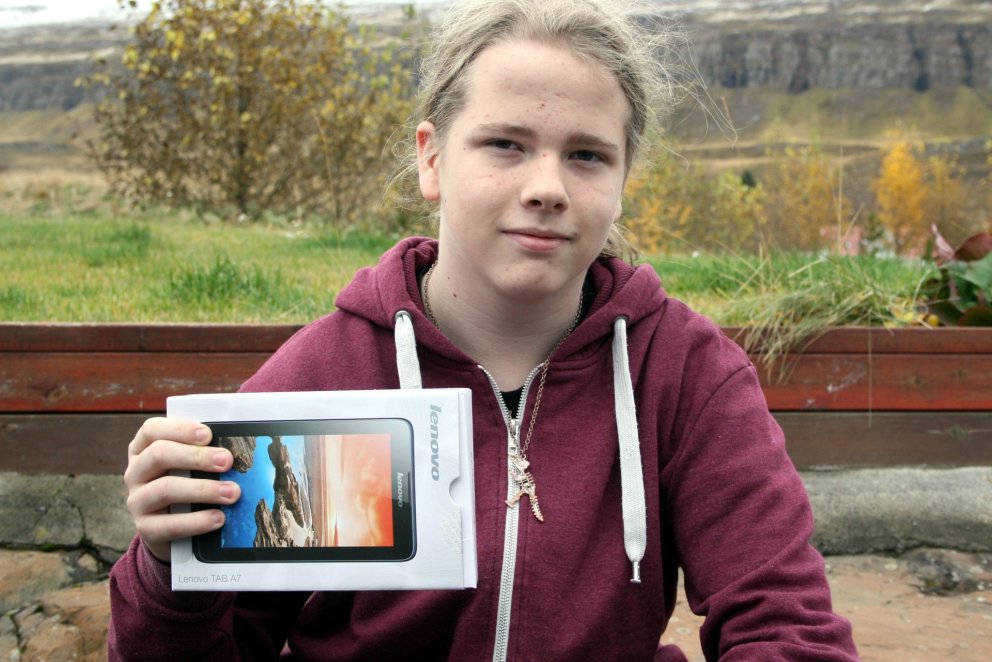 Orri Möller með Lenovo spjaldtölvuna.