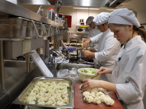 Nemendur í eldhúsinu.