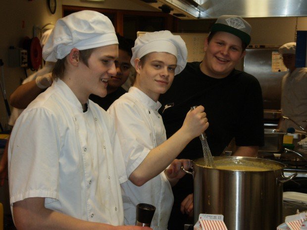 Nemendur matvælabrautar undirbúa veisluna.