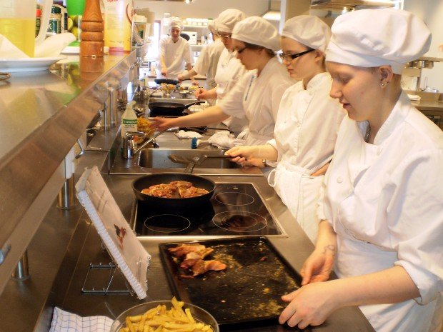 Undirbúningi lokið og lambið á pönnuna!