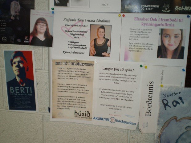 Frambjóðendur kynna sig á auglýsingatöflu skólans.