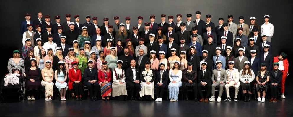 Brautskráningarhópurinn á sviðinu í Hofi í dag. Mynd: Páll A. Pálsson.