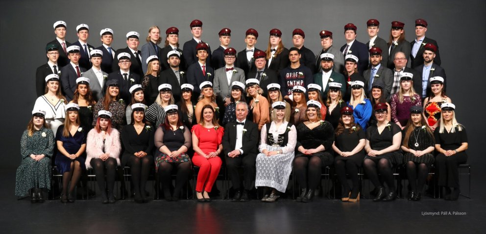 Að lokinni brautskráningu í Hofi í dag.