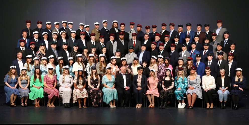 Brautskráningarnemar á sviðinu í Hofi. Mynd: PAP.