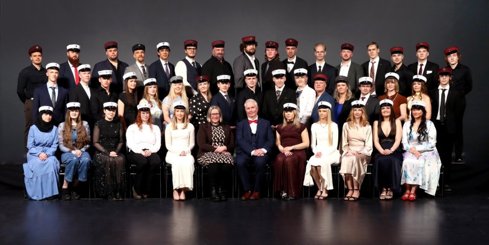 Þeir nemendur sem höfðu tök á að mæta til brautskráningarinnar í Hofi í dag með Benedikt skólameista&hellip;