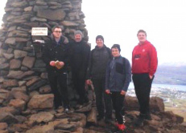 Nokkrir nemendur við Harðarvörðu á Hlíðarfjalli.