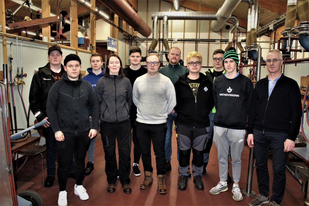 Nemendur í pípulögnum ásamt Elíasi kennara.