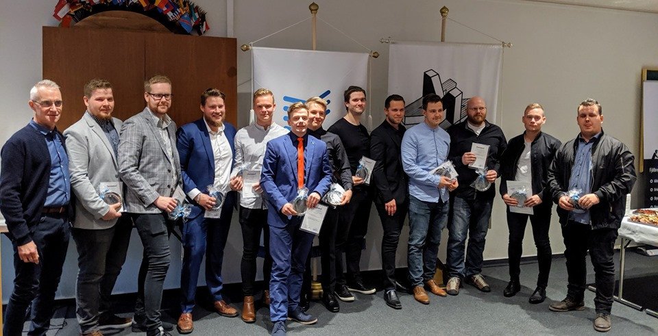 Elías afhenti lærisveinum sínum sveinsbréfin.