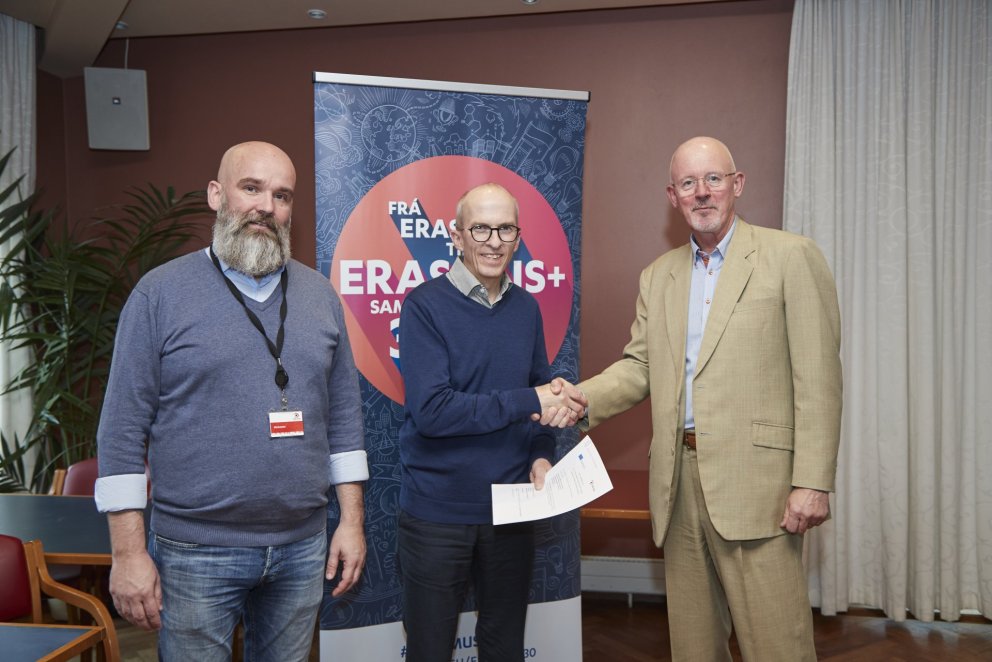 Samningur um verkefnið handsalaður hjá Rannís.