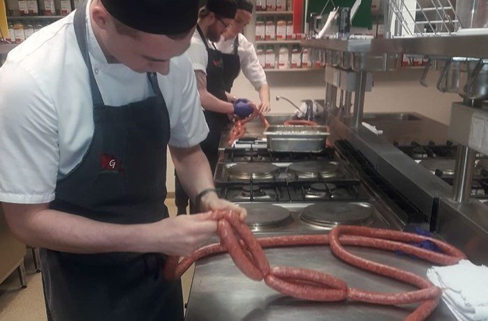 Matreiðslunemar í pylsugerð.