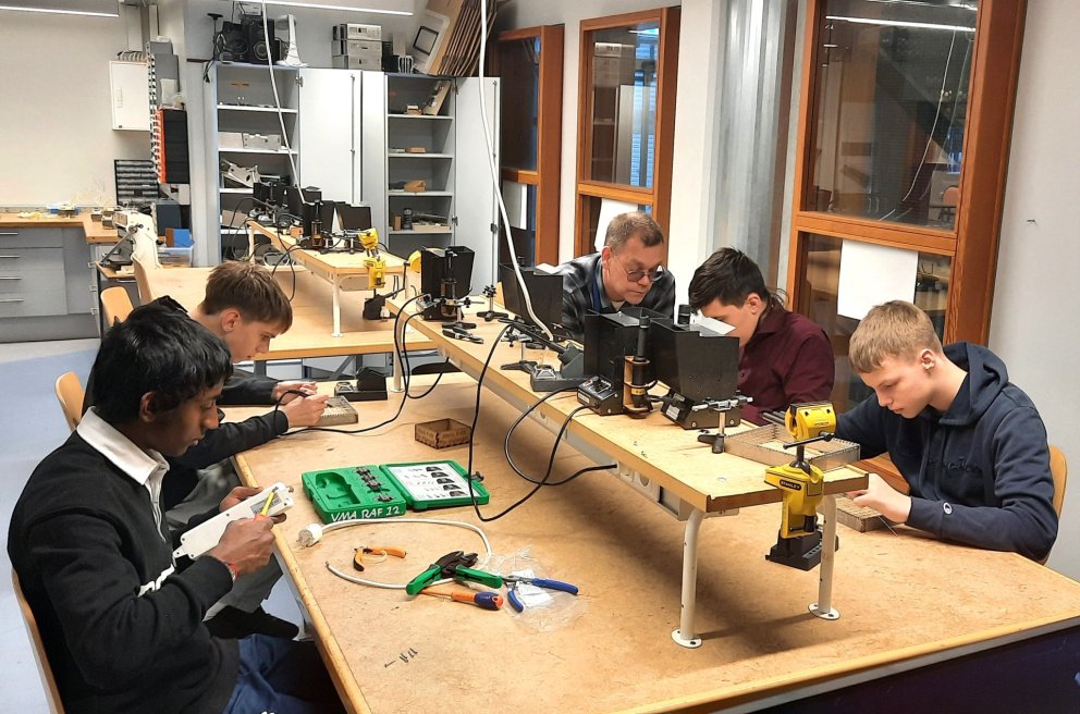 Magni Magnússon, kennari í rafiðngreinum, er hér að kenna nemendum grunnatriðin í að lóða.