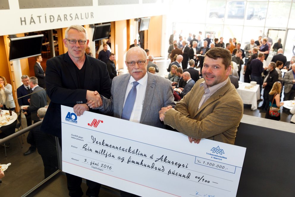 Gjöfin afhent. Mynd: Raftákn/Auðunn Níelsson.