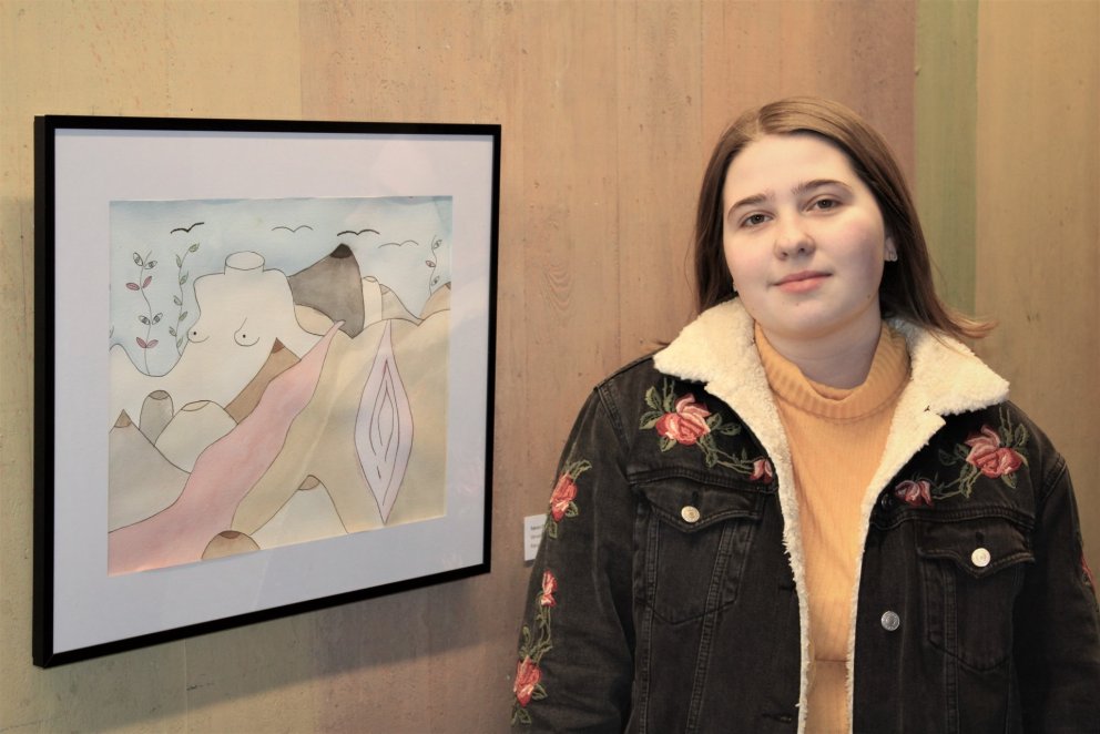 Særún Elma Jakobsdóttir við vatnslitamyndina sína.