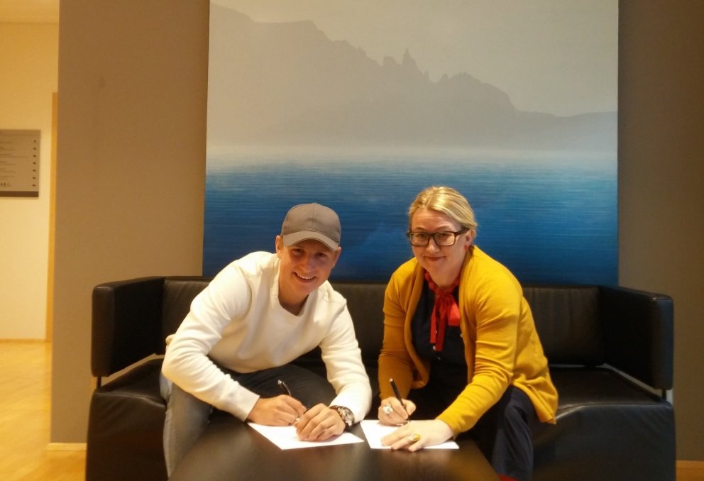 Ólafur og Kristín Sóley undirrita samninginn.