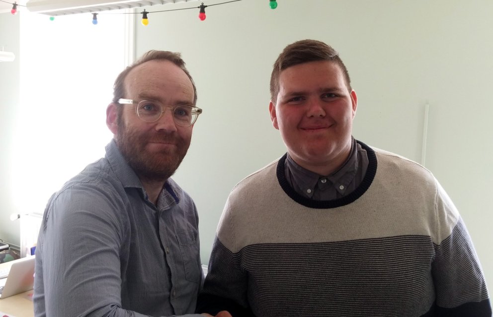 Kristján Blær og Jón Páll handsala samkomulagið.