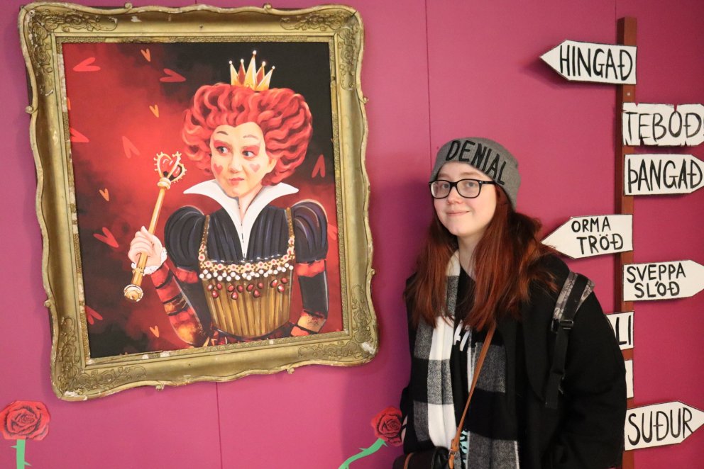 Sigríður Erla í leikmynd Lísu í Undralandi.